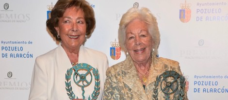 Marisol y Menchu Álvarez del Valle con su Premio Nacional de Radio