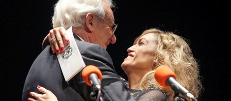 Luis del Olmo y Luján Argüelles se abrazan en la entrega del Premio Nacional de Radio