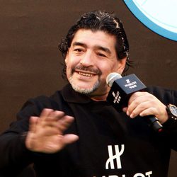 Maradona hablando durante un acto deportivo