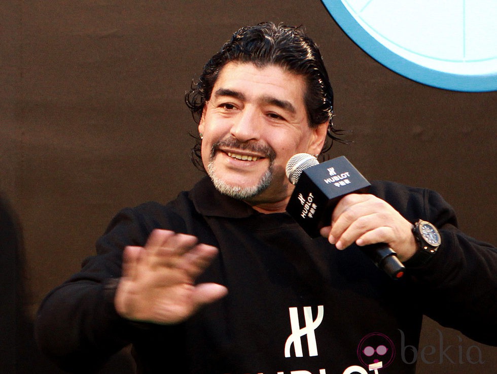 Maradona hablando durante un acto deportivo