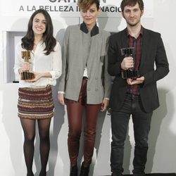 Laura Ponte con Macarena García y Raúl Arévalo en la entrega de los Premios Carmen
