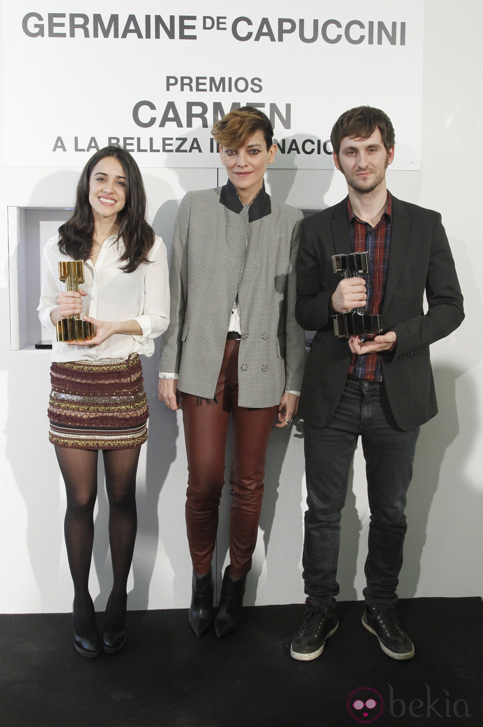 Laura Ponte con Macarena García y Raúl Arévalo en la entrega de los Premios Carmen