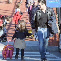 David Bustamante con su hija Daniella a la salida del colegio