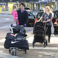 Carlos Moyá y Carolina Cerezuela con sus hijos y su equipaje en Miami