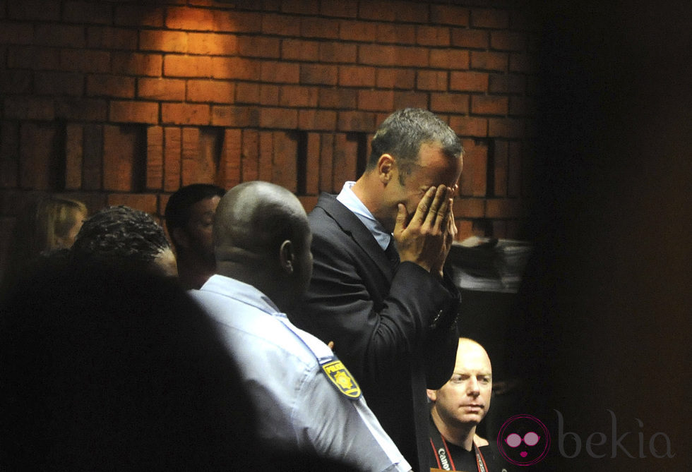 Oscar Pistorius llorando tras conocer que será juzgado por asesinato
