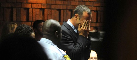 Oscar Pistorius llorando tras conocer que será juzgado por asesinato