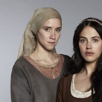 Jessica Brown-Findlay y Lena Dörrie de la miniserie 'El Laberinto'