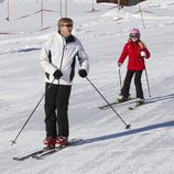 Guillermo de Holanda esquiando con la Princesa Amalia en Austria