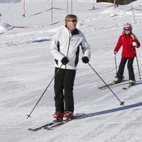 Guillermo de Holanda esquiando con la Princesa Amalia en Austria