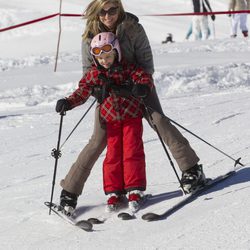 Máxima de Holanda esquiando con la Princesa Ariane en Austria