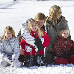 Guillermo y Máxima de Holanda y sus hijas juegan con la nieve en Austria