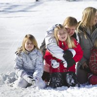 Guillermo y Máxima de Holanda y sus hijas juegan con la nieve en Austria