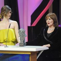 Concha Velasco recibe el Goya de Honor 2013 de manos de Manuela Velasco