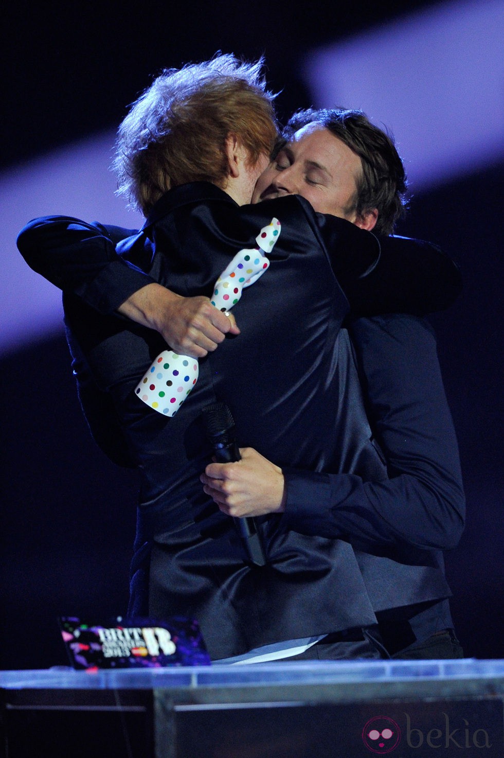 Ed Sheeran abraza a Ben Howard tras entregarle un Brit Awards 2013.