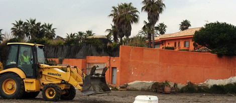 Derribo del muro del jardín del chalé de Antonio Banderas en Marbella