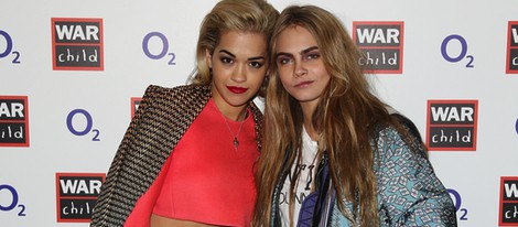 Rita Ora y Cara Delevingne en la fiesta de los 'War Child Brit Awards'