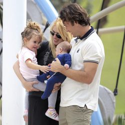 Carlos Moyá y Carolina Cerezuela con sus hijos Carla y Carlos en un parque de Miami