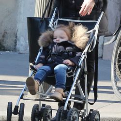 Harper Seven dando un paseo por las calles de París junto a su niñera