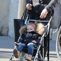 Harper Seven dando un paseo por las calles de París junto a su niñera