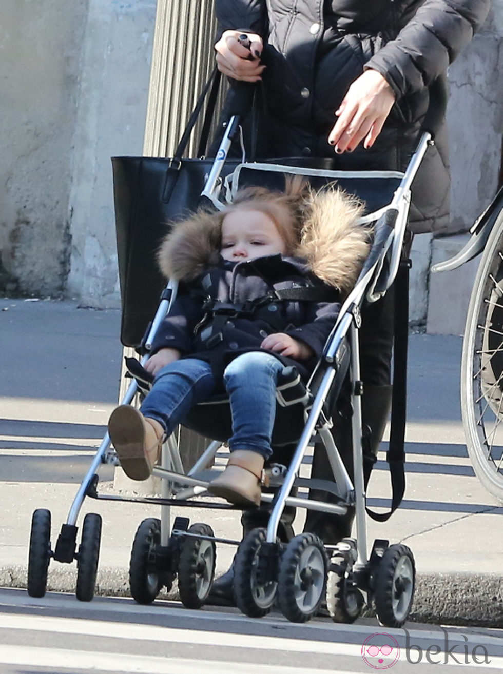 Harper Seven dando un paseo por las calles de París junto a su niñera