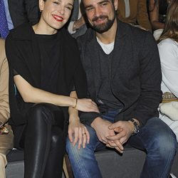 Raquel Sánchez Silva y Mario Biondo en el desfile de Ion Fiz en Madrid Fashion Week otoño/invierno 2013/2014