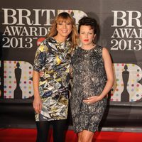 Sara Cox y Annie Mac en la alfombra roja de los Brit Awards 2013