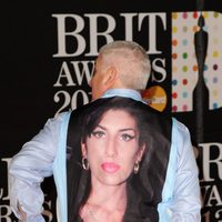 El padre de Amy Winehouse con una camiseta de su hija en la alfombra roja de los Brit Awards 2013