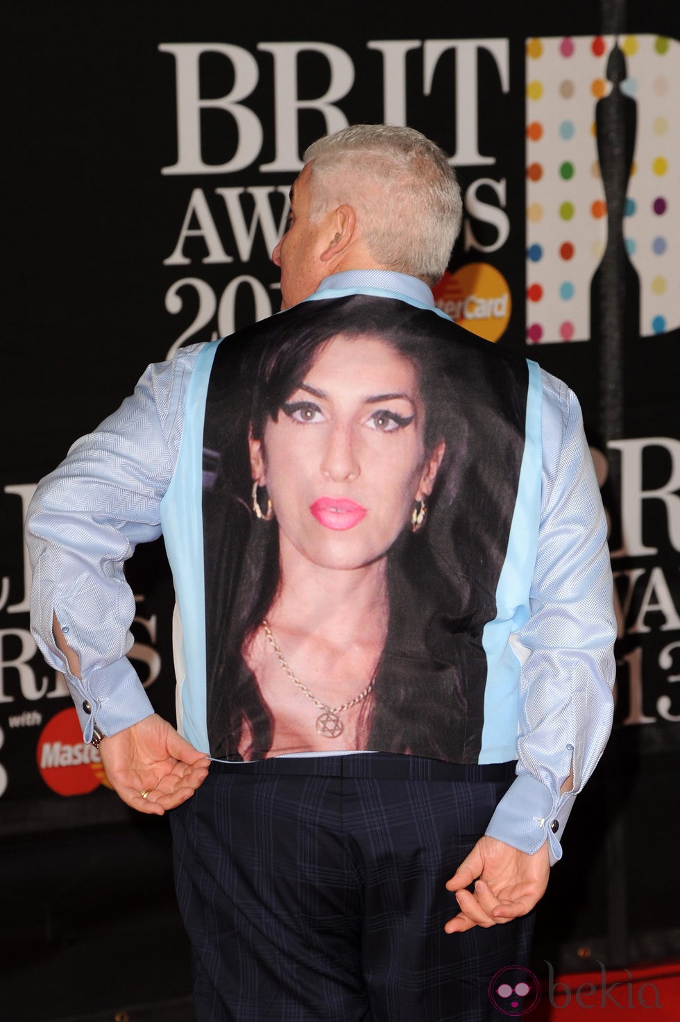 El padre de Amy Winehouse con una camiseta de su hija en la alfombra roja de los Brit Awards 2013