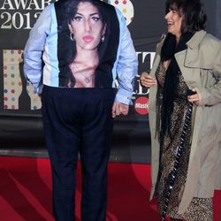 Los padres de Amy Winehouse homenajean a su hija en la alfombra roja de los Brit Awards 2013