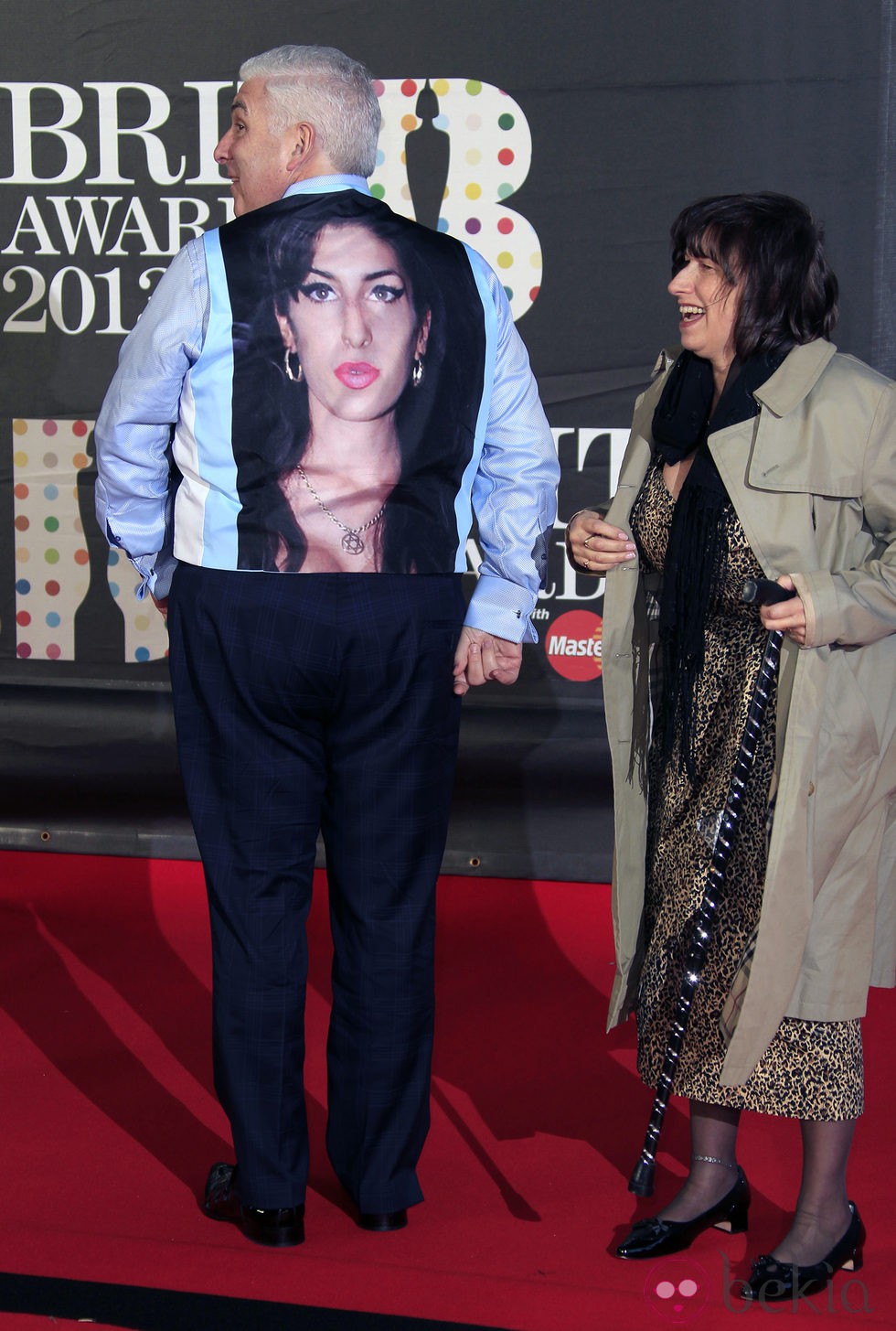 Los padres de Amy Winehouse homenajean a su hija en la alfombra roja de los Brit Awards 2013