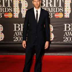 Calvin Harris en la alfombra roja de los Brit Awards 2013