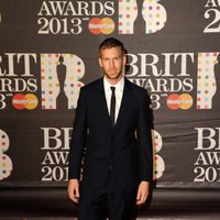 Calvin Harris en la alfombra roja de los Brit Awards 2013