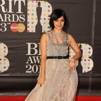 Natasha Khan en la alfombra roja de los Brit Awards 2013