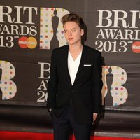 Conor Maynard en la alfombra roja de los Brit Awards 2013