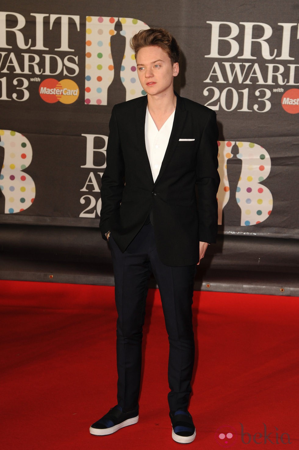 Conor Maynard en la alfombra roja de los Brit Awards 2013