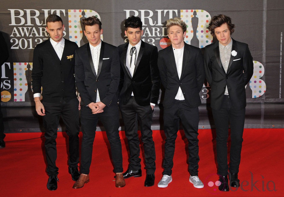 One Direction en la alfombra roja de los Brit Awards 2013