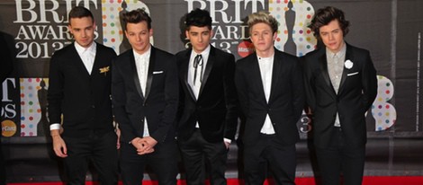 One Direction en la alfombra roja de los Brit Awards 2013