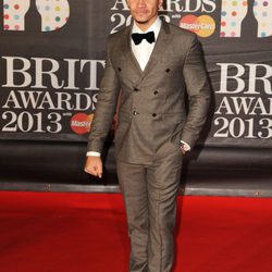 Louis Smith en la alfombra roja de los Brit Awards 2013