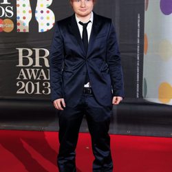 Ed Sheeran en la alfombra roja de los Brit Awards 2013