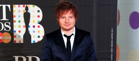 Ed Sheeran en la alfombra roja de los Brit Awards 2013