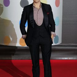 Nick Grimshaw en la alfombra roja de los Brit Awards 2013