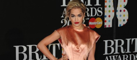 Rita Ora en la alfombra roja de los Brit Awards 2013