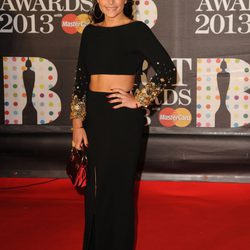 Jessie Ware en la alfombra roja de los Brit Awards 2013