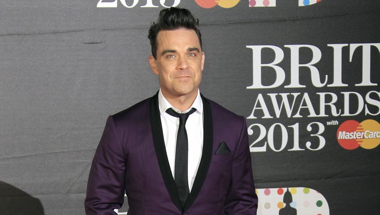 Robbie Williams en la alfombra roja de los Brit 2013