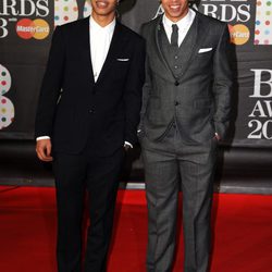 Rizzle Kicks en la alfombra roja de los Brit Awards 2013
