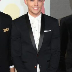 Louis Tomlinson en la alfombra roja de los Brit Awards 2013