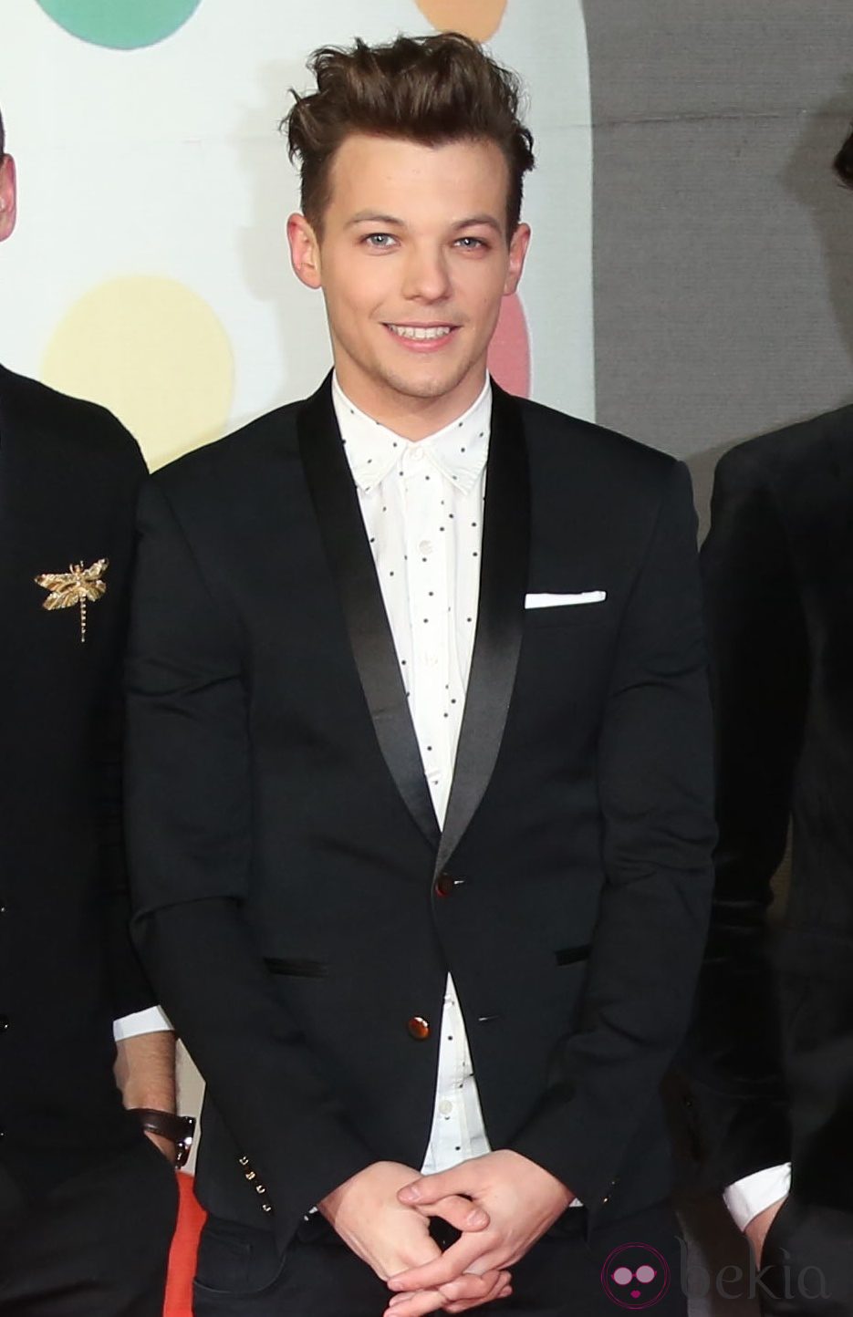 Louis Tomlinson en la alfombra roja de los Brit Awards 2013