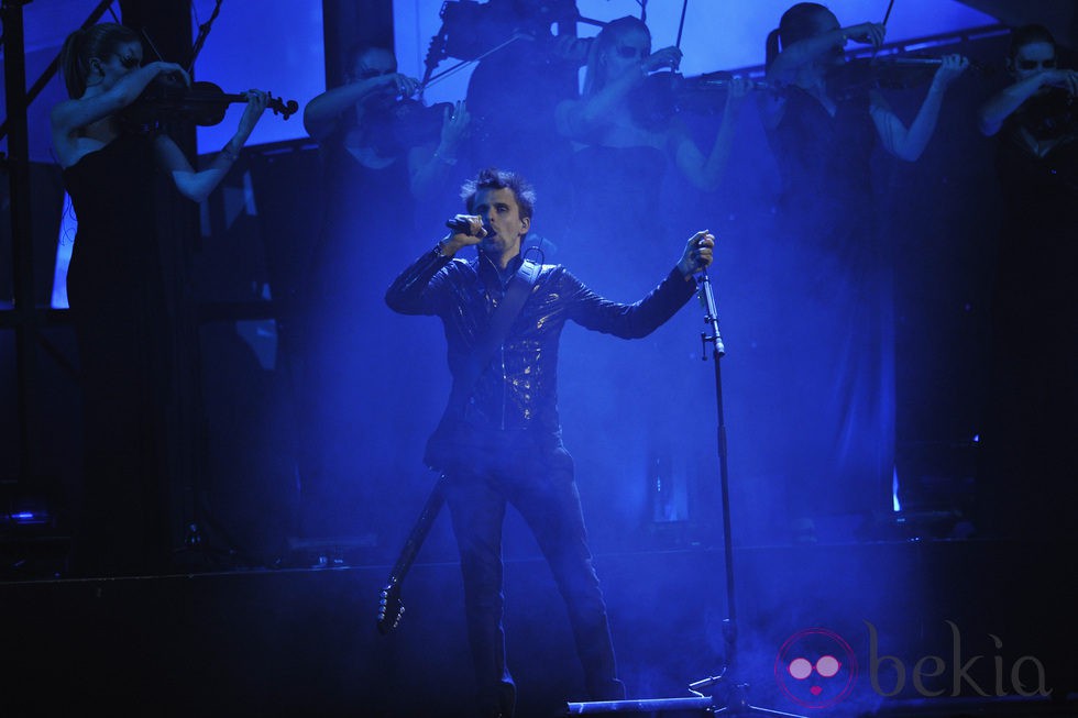 Muse durante su actuación en los Brit Awards 2013