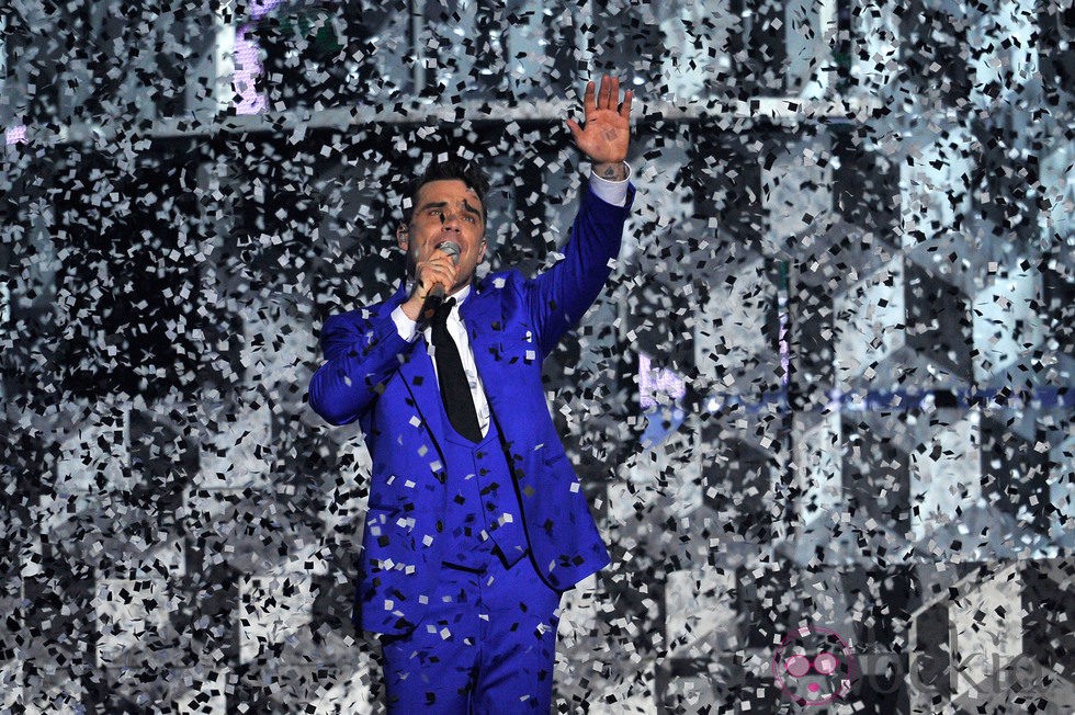 Robbie Williams cantando en la gala de los Brit Awards 2013