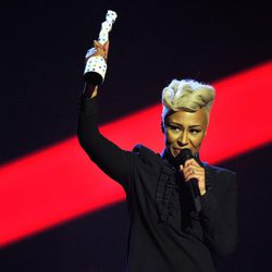Emeli Sandé recoge su galardón en la gala de los Brit Awards 2013
